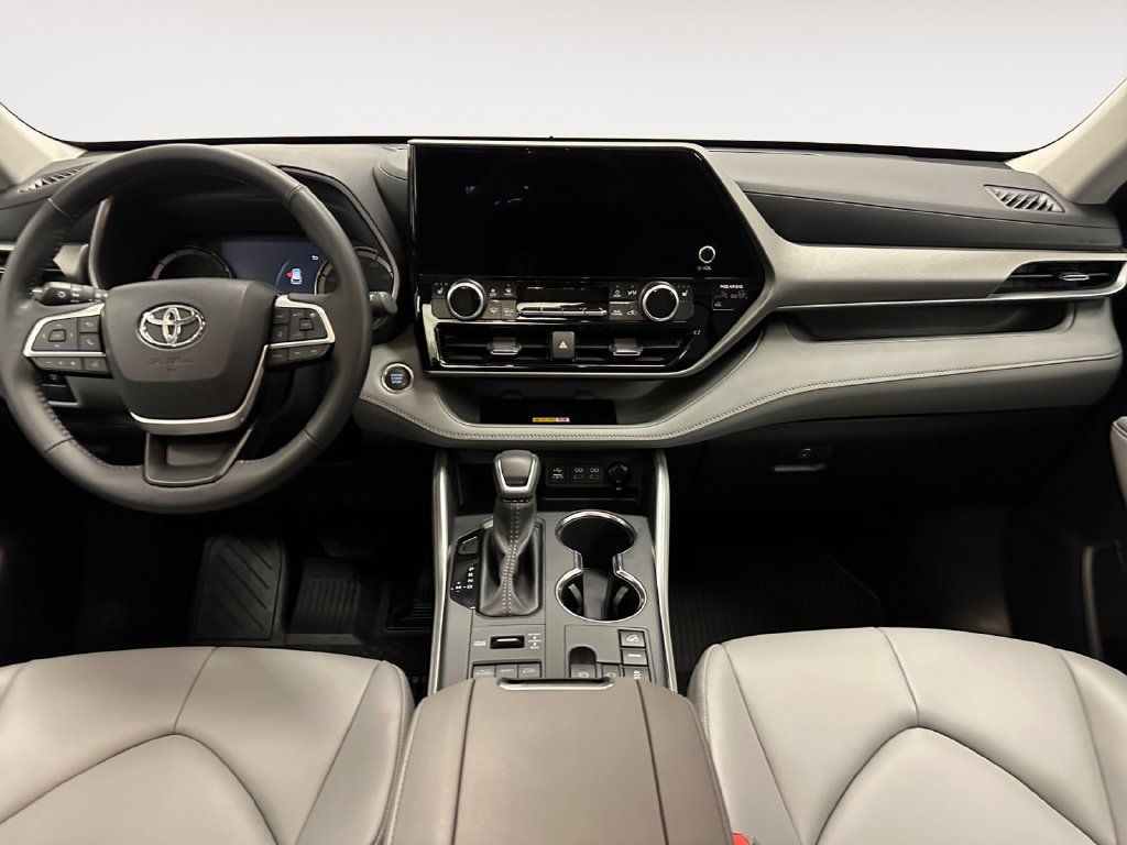Used 2025 Toyota Highlander XLE AWD/4WD image 12