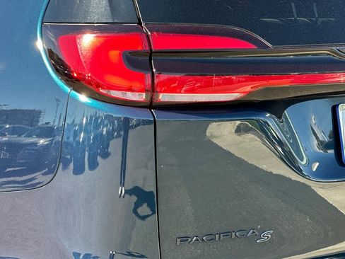 Used 2022 Chrysler Pacifica Touring-L w/ S Appearance Package image 27
