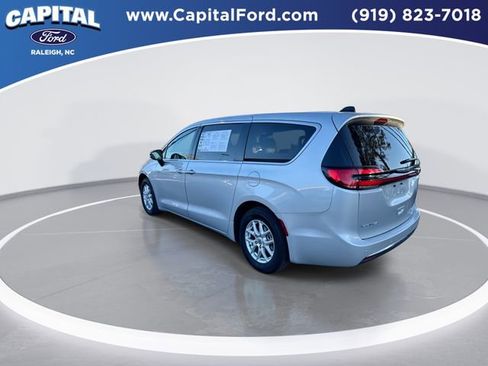 Used 2024 Chrysler Pacifica Touring-L image 6