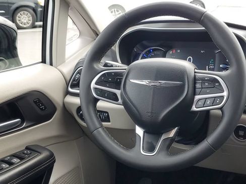 Used 2024 Chrysler Pacifica Limited FWD image 30