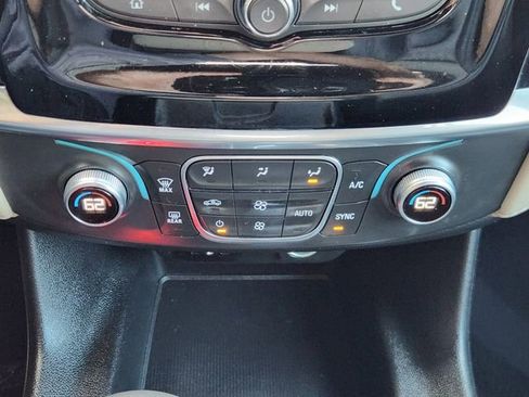 Used 2022 Chevrolet Traverse LS image 16