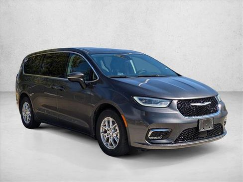 Used 2023 Chrysler Pacifica Touring-L image 3
