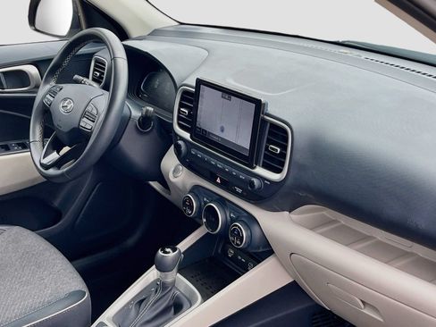 Used 2024 Hyundai Venue Limited FWD image 29