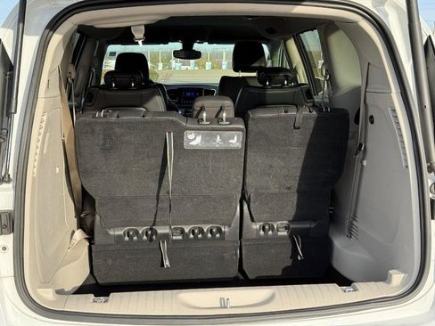 Used 2017 Chrysler Pacifica Touring-L w/ Tire & Wheel Group image 6