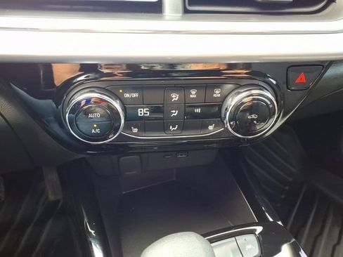 Used 2024 Chevrolet Trax LT w/ LT Convenience Package FWD image 13