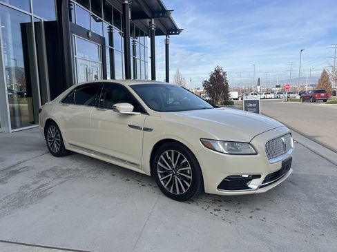 Used 2018 Lincoln Continental Select image 3