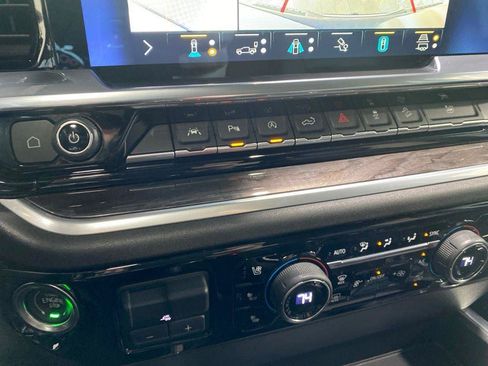 Used 2022 Chevrolet Silverado 1500 LTZ AWD/4WD image 18