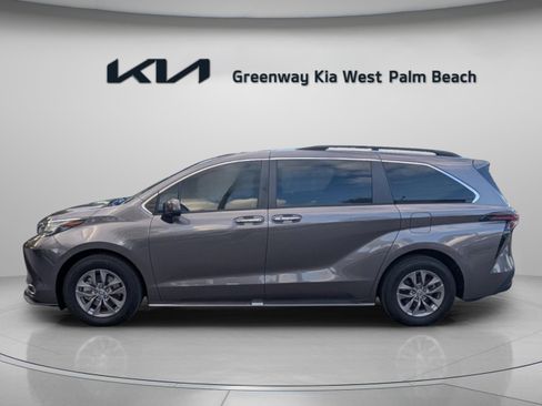 Used 2023 Toyota Sienna XLE image 5