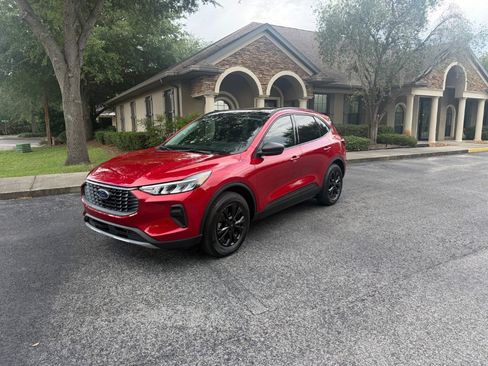 Used 2025 Ford Escape Active w/ Tech Pack #1 FWD image 3
