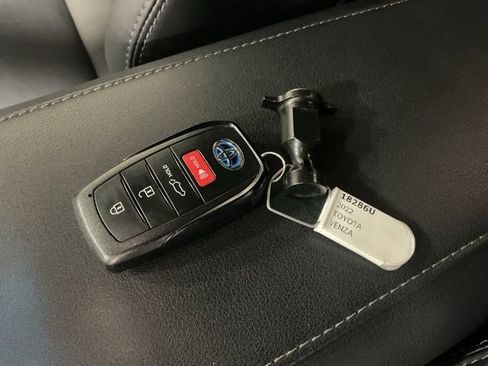Used 2022 Toyota Venza XLE image 22