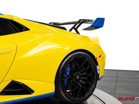 Used 2022 Lamborghini Huracan STO RWD image 18