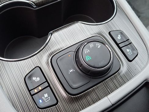 Certified 2023 GMC Acadia SLT w/ Technology Package AWD/4WD image 25