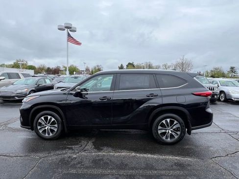 Used 2023 Toyota Highlander XLE AWD/4WD image 2