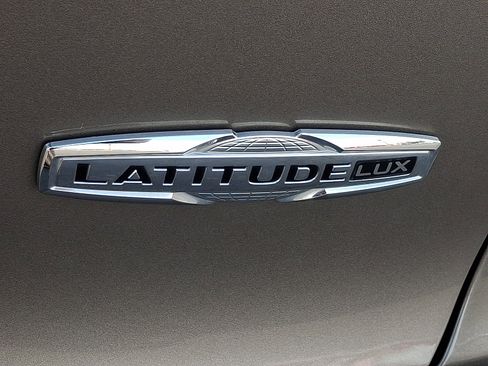 Certified 2021 Jeep Cherokee Latitude Lux w/ Sun & Sound Group image 30