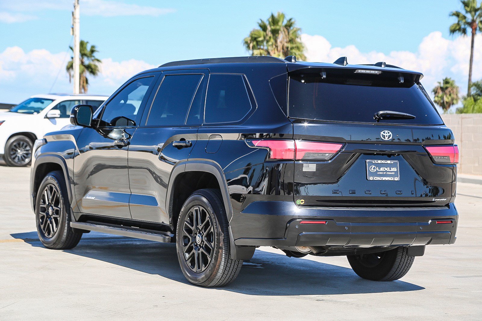 Used 2025 Toyota Sequoia Limited w/ Tow Technology Package AWD/4WD image 5