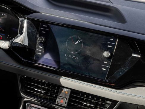 Used 2024 Volkswagen Taos SE image 16