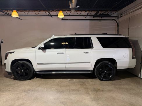 Used 2020 Cadillac Escalade ESV Luxury AWD/4WD image 2