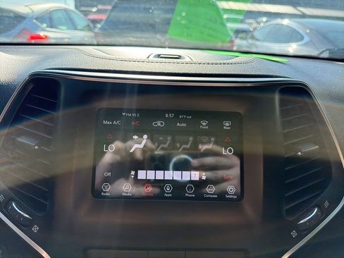 Used 2019 Jeep Cherokee Latitude Plus w/ Comfort/Convenience Group FWD image 20