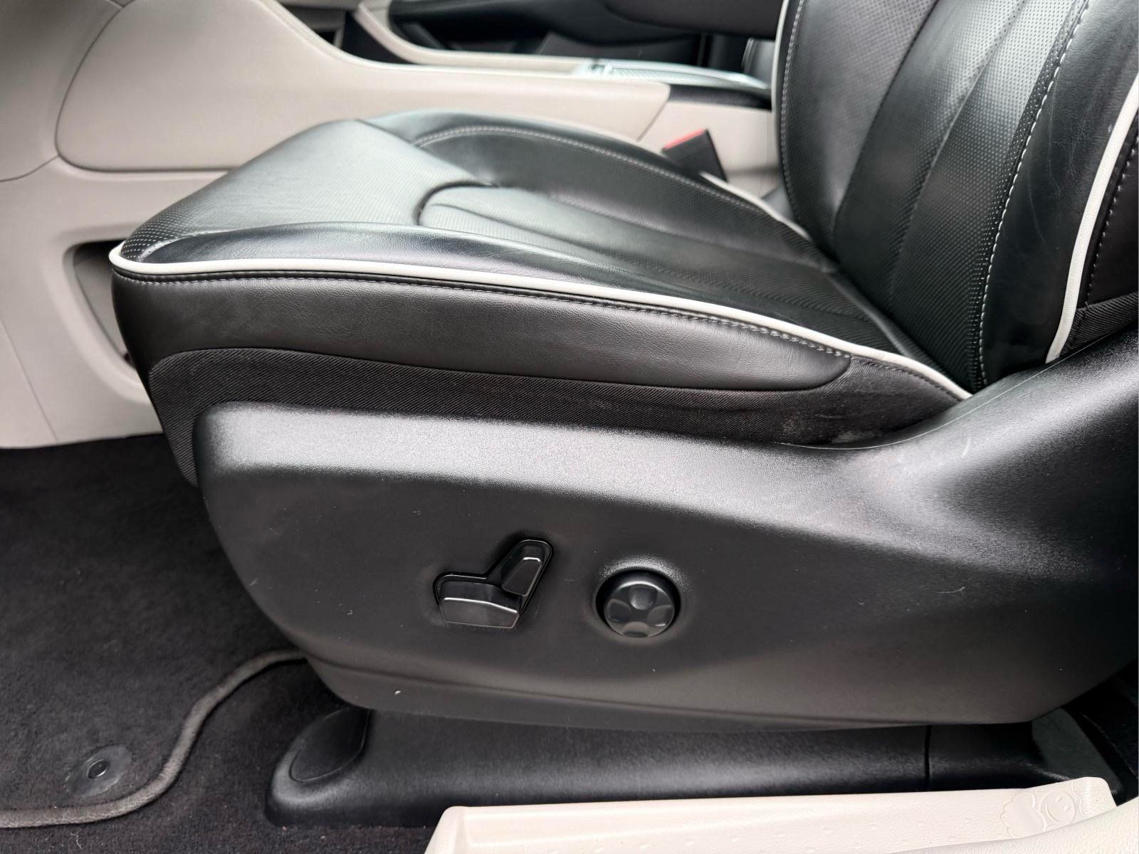 Used 2024 Chrysler Pacifica Limited FWD image 26