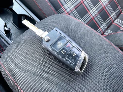 Used 2017 Volkswagen GTI SE FWD image 31