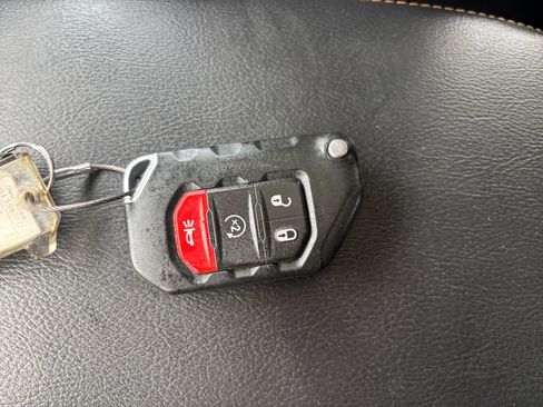 Used 2025 Jeep Wrangler Unlimited Sahara AWD/4WD image 21
