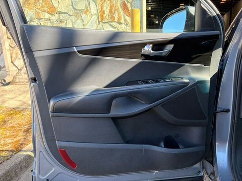 Used 2019 Kia Sorento L image 16