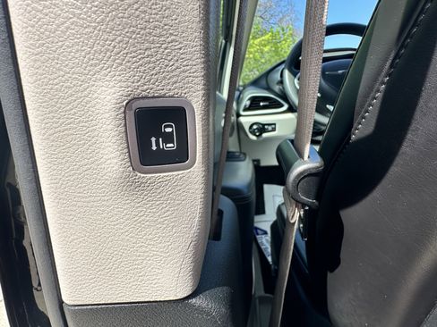 Used 2024 Chrysler Pacifica Touring-L FWD image 30