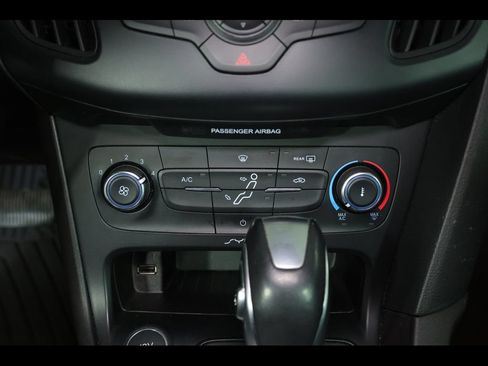 Used 2015 Ford Focus SE FWD image 20
