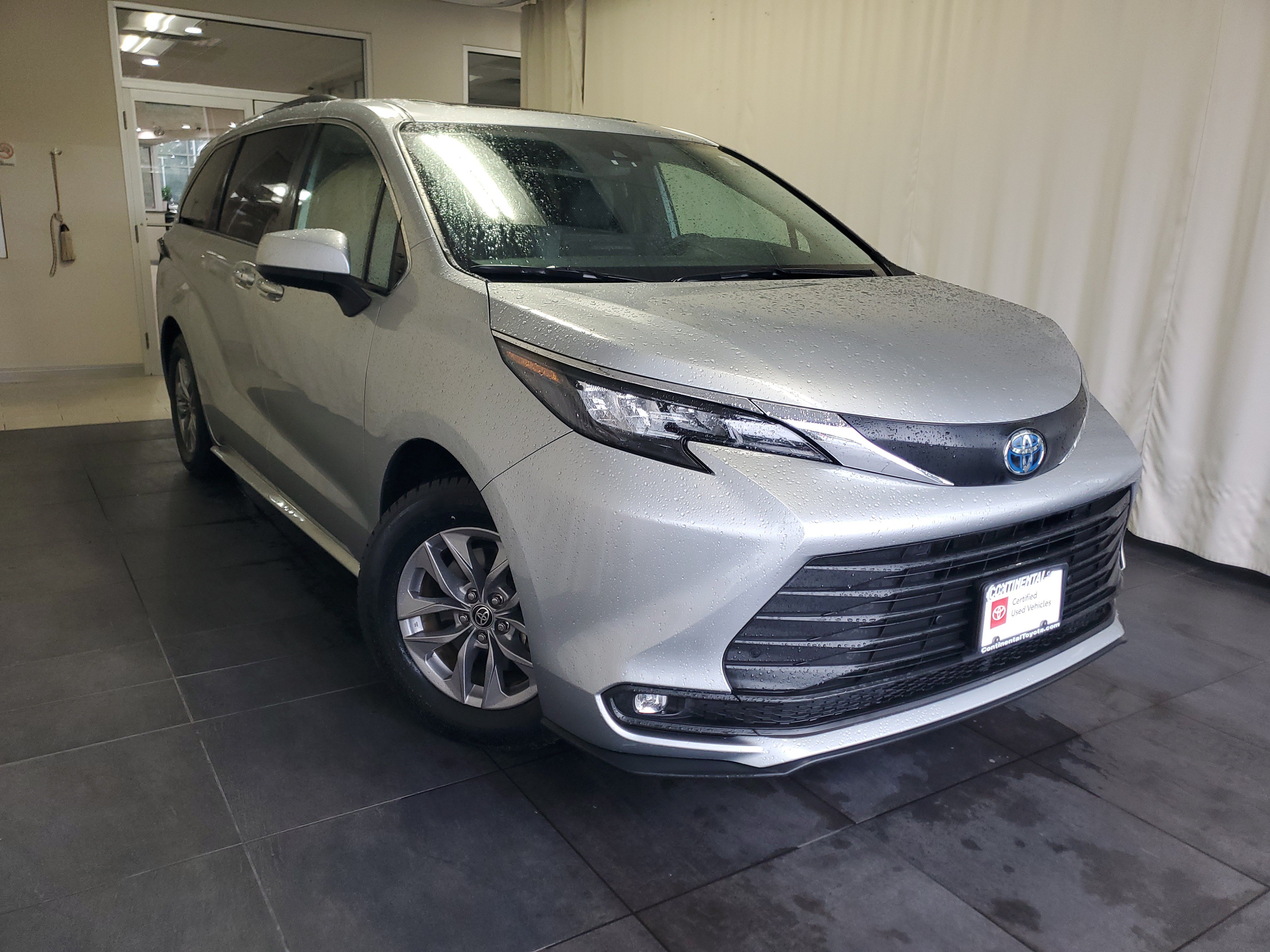 Certified 2025 Toyota Sienna XLE FWD image 35