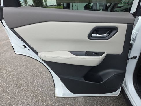 Used 2024 Nissan Rogue SV FWD image 14