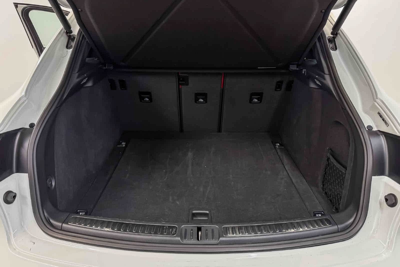 Certified 2023 Porsche Macan AWD/4WD image 32