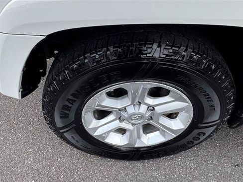 Used 2014 Toyota 4Runner SR5 AWD/4WD image 29