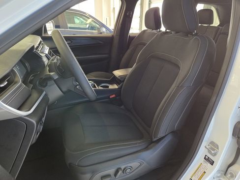 Used 2025 Jeep Grand Cherokee Laredo X image 18