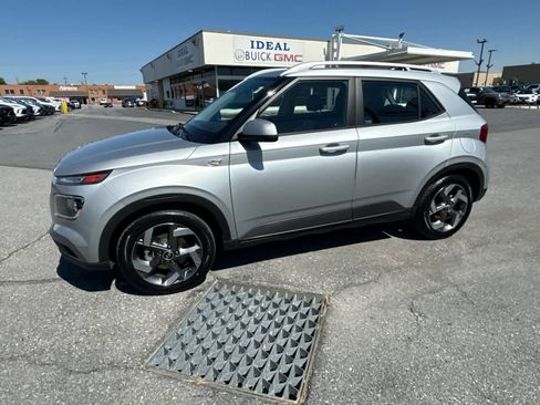 Used 2021 Hyundai Venue SEL FWD image 2