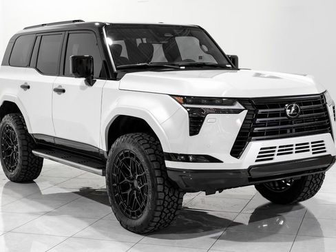 Used 2024 Lexus GX 550 w/ Accessory Package (2T) image 3