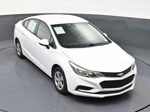 Used 2017 Chevrolet Cruze LS FWD image 18