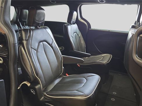 Used 2026 Chrysler Pacifica Limited image 14