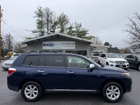 Used 2011 Toyota Highlander SE w/ Tow Pkg image 3