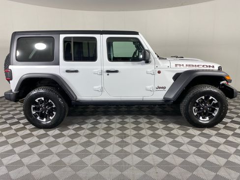 Used 2025 Jeep Wrangler Unlimited Rubicon AWD/4WD image 11