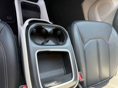 Used 2024 Chrysler Pacifica Touring-L FWD image 22