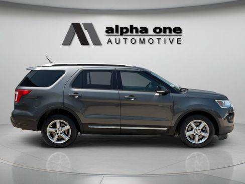 Used 2018 Ford Explorer XLT w/ Equipment Group 201A FWD image 4