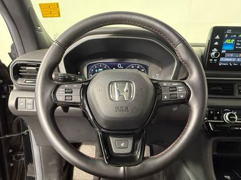 Used 2025 Honda Pilot Black Edition image 17