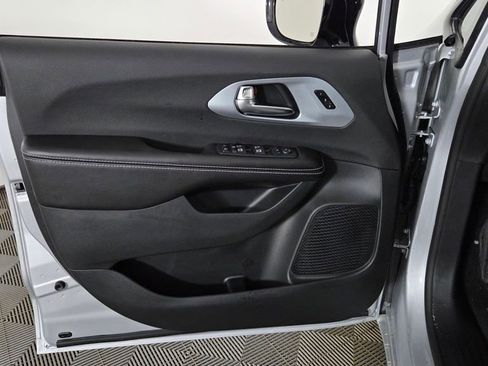 New 2026 Chrysler Pacifica Limited image 13