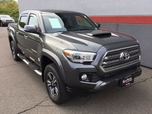 Used 2016 Toyota Tacoma TRD Sport w/ Premium & Technology Package image 2