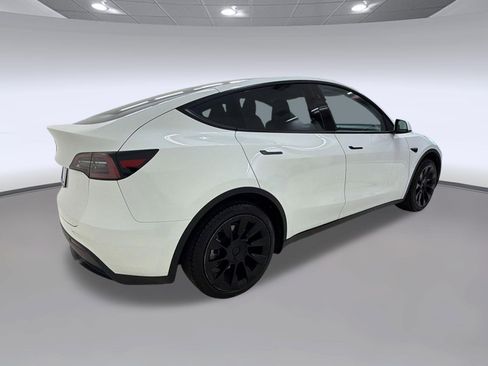 Used 2024 Tesla Model Y 2WD image 9