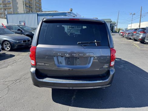 Used 2017 Dodge Grand Caravan SXT image 5