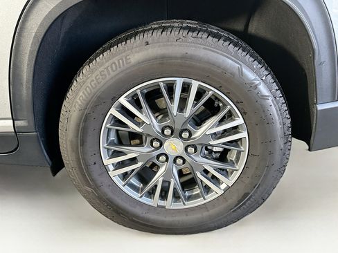 Used 2025 Chevrolet Traverse LT image 11