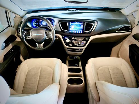 Used 2019 Chrysler Pacifica Touring Plus FWD image 12