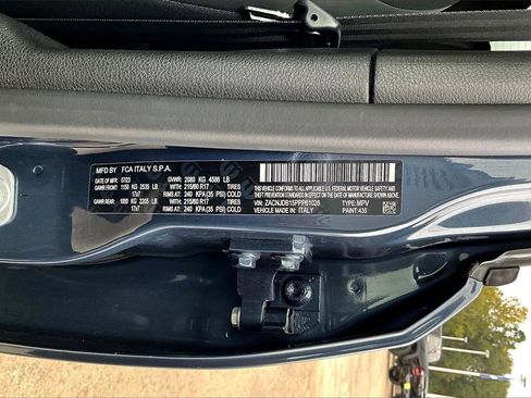 Used 2023 Jeep Renegade Latitude w/ Premium Group image 35