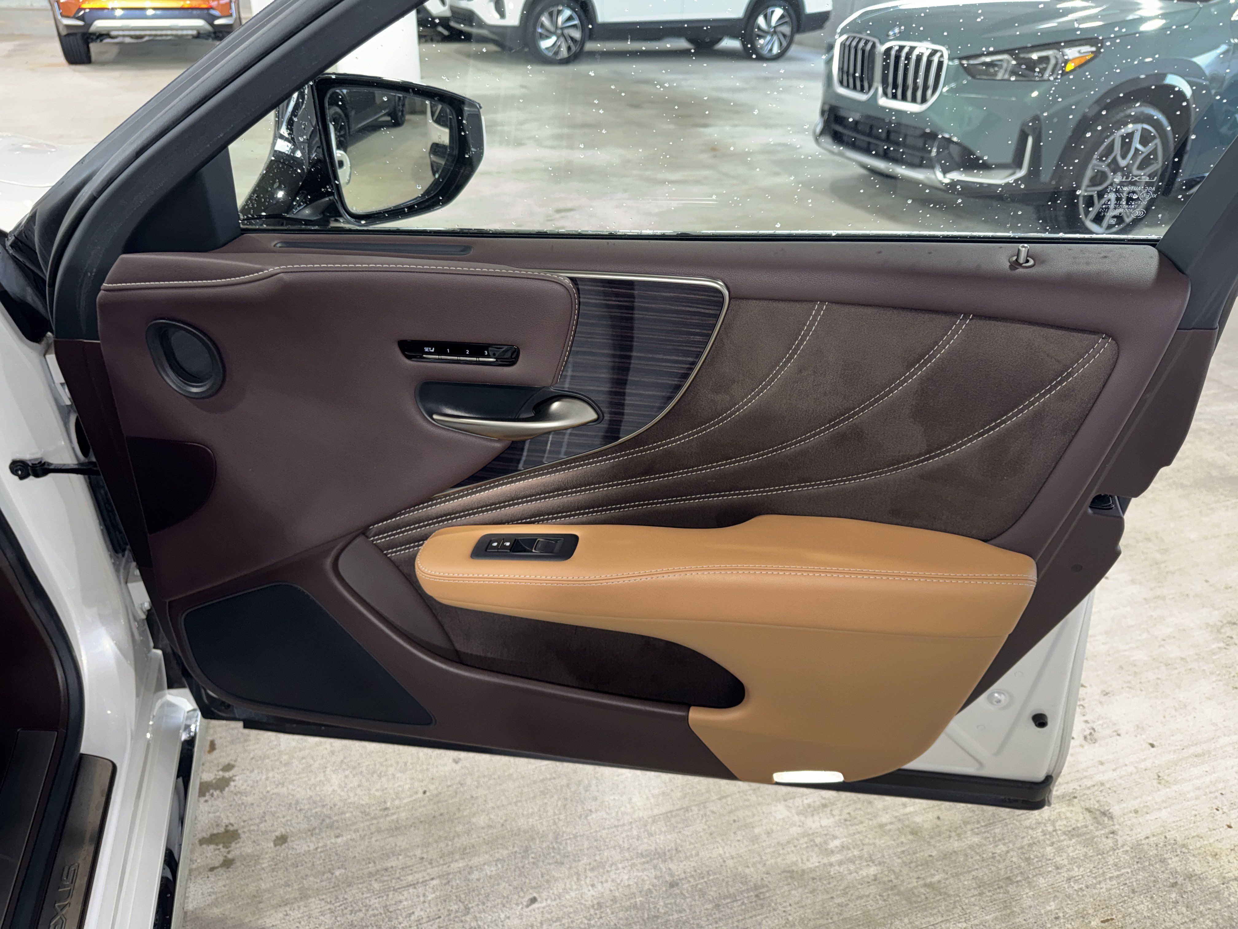 Used 2019 Lexus LS 500 w/ Accessory Package (Z2) RWD image 9